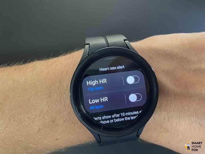 Man sieht die Einstellung des Alarms für die Herzfrequenz auf der Samsung Galaxy Watch 5.